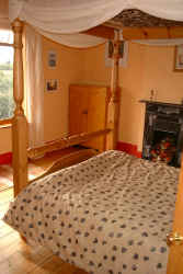 Bedroom one..jpg (109041 bytes)