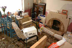 front room before.jpg (115894 bytes)
